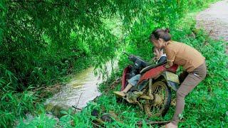 Helping a little girl who fell off her motorbike - Motorbike repair - Daily life - Amanda