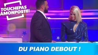 Kelly Vedovelli joue du piano pour Cyril Hanouna 