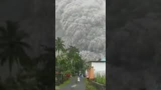 gunung Semeru mengeluarkan asap tebal