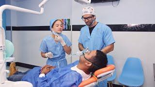 Odontólogo mete un anillo en la boca del paciente para pedirle matrimonio a su novia 