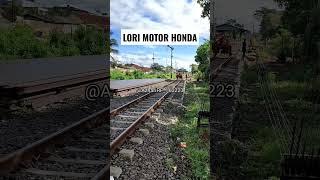 Unik... motor jalan diatas rel kereta api