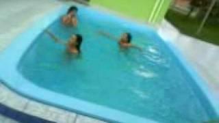 as meninas na piscina.