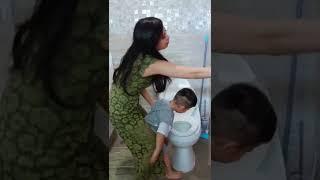 Part 1 - ga perlu pegel2 deh ngangkatin anak pas potty training #short #shorts