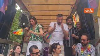 Schlein e Zan ballano Maracaibo di Lu Colombo sul carro del Pride di Milano