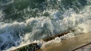 Вид с высоты 3-х метров. Большие морские волны бьются с брызгами и бурлением о бетонный парапет #sea