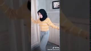 Goyangan HOT cewek berjilbab bikin sange