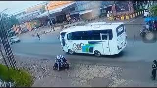 Tabrakan mobil Bus vs motor