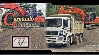 Cargando volquete con Excavadora Doosan  Dx 225  en mina  de materiales pétreos