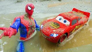 Cars falls in Water - Lightning Mcqueen be careful - Spider Man Rescues Lightning Mcqueen Car