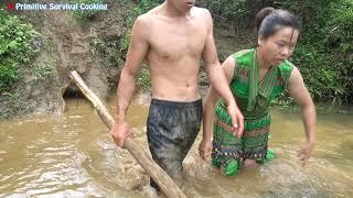 Primitive Experiment Mud Hole vs Fish - Build Mud Hole Catch Fish for Survival