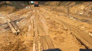 Melintasi Jalan Lumpur Kalimantan - Menuju Lokasi Proyek Jembatan Gantung