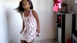 Menina de 6 anos dança e arrasa