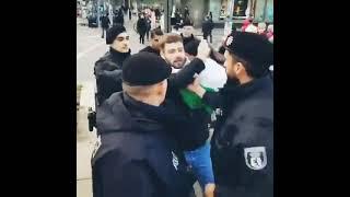 Berlinde  #Filistin  bayrağı açan kişiye polis tarafından müdahale ediliyor. 26.10.2023
