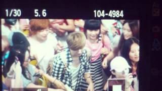 120527 EXOM Luhan Beijing airport fans attack