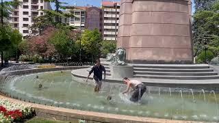 Los nuevos vendimiadores de Logroño se bautizan en la fuente del Espolón