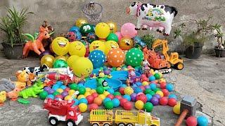 Waow.. banyak kereta lucu kereta Thomas main bola meletus balon isi mainan balon sapi terbang..