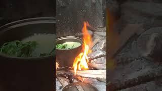 Masakan sederhana nenek di gubuk