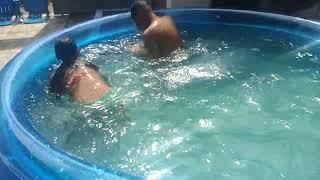 22042023 Calebe e Rute na piscina de tia.