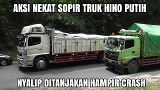 Truk Hino Putih Nyalip Tanggung Ditanjakan Hampir Numbur Sedan Dari Arah Lawan 