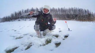 ЩУКА не даëт присесть. ЗИМНЯЯ РЫБАЛКА на жерлицы. Ловлю в СНЕГОПАД. Russian fishing