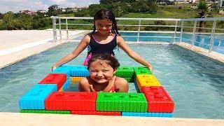 Renkli Legolarla Havuz Simidi Yaptık- Elif Öykü and Masal swimming Pool Pretend Play Colored Bloc