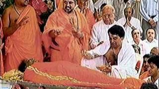 Mourners bid farewell to Indian guru Sai Baba