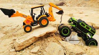 Трактор экскаватор вытаскивает из грязи игрушечную машинку монстр трак
