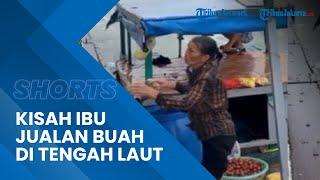 Video Perjuangan Ibu Paruh Baya Rela Jualan Buah di Tengah Laut saat Hujan Ini Kisah Harunya