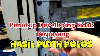 Penutup samping developing tidak terpasang menyebabkan hasil putih polos