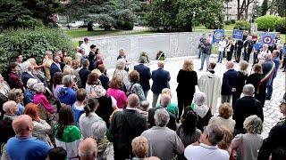 Lacrime tricolori vessilli dIstria al Lapidario degli Infoibati di Gorizia con Del Din