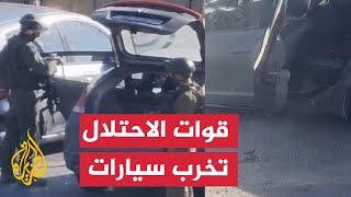 قوات الاحتلال تحطم سيارات خلال اقتحامها بلدة في رام الله