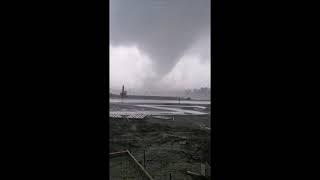 Huge tornado rips through Barrie Ontario