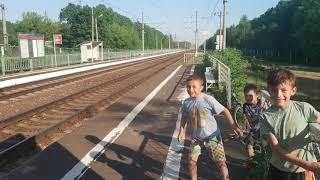 Дети впервые увидели Сапсан на скорости 200 kmh The children saw the train for the first 孩子们看到了火车