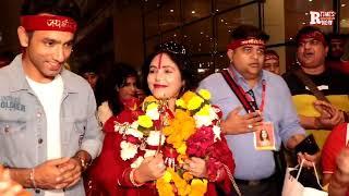 Radhe Maa celebrates son Harjinder Singhs birthday by cutting cake at Mumbai airport