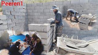 Архитектура строительства кухни в хижине Хадиджи с помощью молодого деревенского жителя.