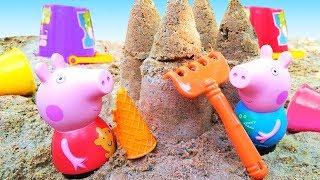 Peppa Pig toys Peppa and George build a sand castle.