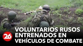 Voluntarios rusos entrenados en vehículos de combate Terminator