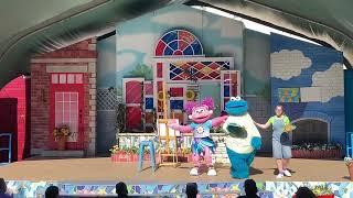 Cookie Monster sings “Me Want It But Me Wait” at the Magic of Art Show 061922 at Sesame Place