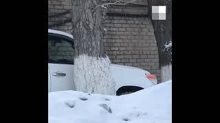 Челябинск водитель решил объехать пробку по тротуару но застрял между деревьями #shorts