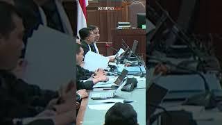 Lukas Enembe Emosi Lempar Mikrofon Saat Sidang