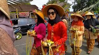 Arak Arakan Gunungan Tumpeng Dan Hasil Bumi  Grebeg Loano 2022