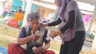 Mbah tua di pijat cewek 𝚌𝚊𝚗𝚝𝚒𝚔 𝚓𝚊𝚍𝚒 𝚗𝚢𝚊 beli 2