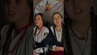 Дві українських дівчини неймовірно виконали народну пісню.