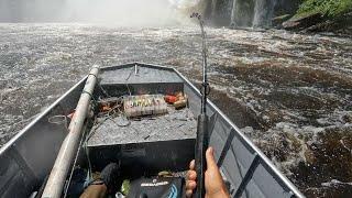 VOCE TERIA CORAGEM DE PESCAR NESSE LUGAR ? PESCARIA DE PEIXES GIGANTE NA CACHOEIRA 