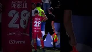 ¡Le PEGÓ DOS VECES y FUE EXPULSADO Insólita pelea con un juez de línea   #shorts #corinthians