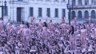Tunick desnuda a 6.000 personas frente al Congreso de Colombia