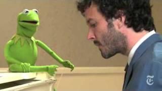Bret McKenzie and Kermit the Frog sing Lifes a Happy Song