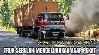 Jangan Anggap Remeh Tanjakan IniTruk Muatan Berat Sampai Mengeluarkan Asap Hitam Pekat 