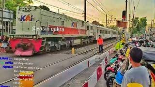 Railways crossing jakarta Ramai nya Kereta Api Krl  Di Jakarta Timur palang kereta Paling Kusut