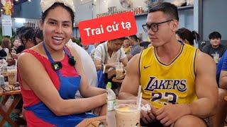 Trai đẹp cử tạ 6 múi cơ bắp ghé DIVA Cát Thy bánh tráng trộn - Ẩm thực Cha Rồng